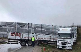 Yağış nedeniyle kayan tır yoldan çıktı