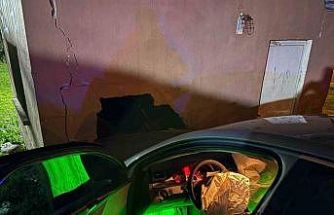 Yağışlı havada kontrolden çıkan otomobil depo duvarına çarptı