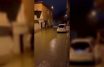 Yağmur suyu ile kaplanan sokaklar vatandaşa zorluk yaşattı