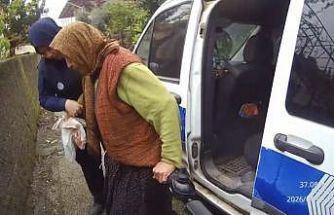 Yağmurda zor anlar yaşayan vatandaşa zabıtadan şefkat eli