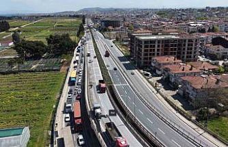 Yalova’da köprülü kavşakta çalışma nedeniyle trafik yoğunluğu