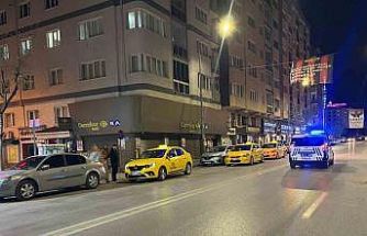 ‘Yan bakma’ kavgasında bıçaklanan 1 kişi ağrı yaralandı