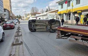 Yan yatan otomobilin sürücüsü kazadan yara almadan kurtuldu