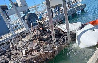 Yanan teknelerin enkazları kaldırılıyor