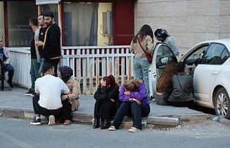 Yaralı öğrencilerin ailelerinin hastane önündeki bekleyişi sürüyor