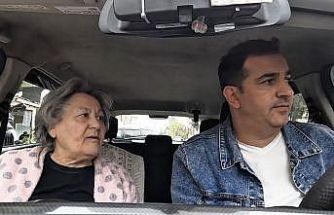 Yaşlı kadın evinin yolunu kaybetti, yardımsever taksici ailesine kavuşturdu