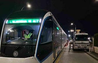 Yeni tramvayların sonuncusu raylara indirildi