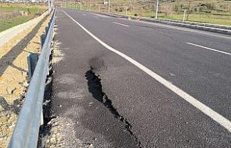 Yeni yapılan yolda çatlak ve göçükler oluştu