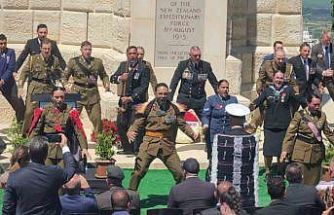 Yeni Zelanda askerleri, atalarını ’haka’ dansıyla andı