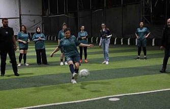 Yeşil sahadaki performanslarıyla erkeklere taş çıkaran kadınlar, halı saha maçında doyasıya eğlendiler