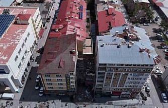 Yıkım esnasında zarar görüp tahliye edilmişti, tehlike saçmaya devam ediyor