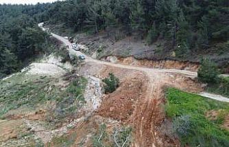 Yol çöktü, mahalleli 3 aydır tarlasına yürüyerek gidiyor