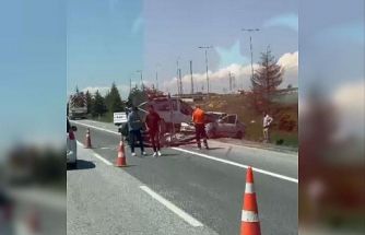 Yol şeridi çeken araca otomobil çarptı