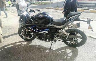 Yola savrulan motosikletin sürücüsü kaskı sayesinde kurtuldu