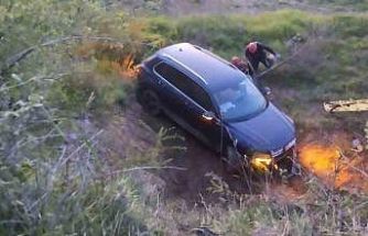 Yoldan çıkan otomobilin sürücüsü, tarlaya uçtu