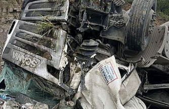 Yoldan çıkan tır hurdaya döndü: 1 yaralı