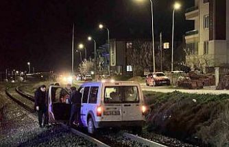 Yolu karıştırıp tren raylarına giren sürücünün tehlikeli anları