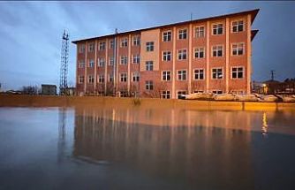 Yüksekova’da bir okul sular içinde kaldı