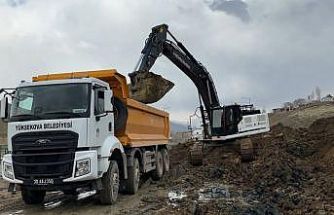 Yüksekova’da heyelan nedeniyle tek şeridi 19 gündür kapalı olan yol temizleniyor