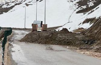Yüksekova’da heyelan: Pizok yolu 5 gündür tek şerit açık
