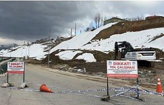 Yüksekova’da heyelan: Trafik 3 gündür tek şeritten sağlanıyor