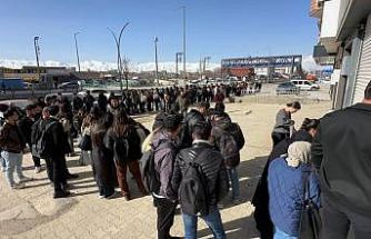 Yüksekova’da kütüphane önünde kuyruk