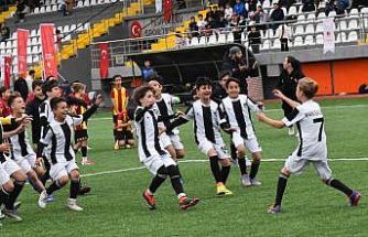 Yunusemre’de 23 Nisan coşkusu yeşil sahada yaşandı