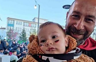 Yüzü boyalı minik Eskişehirspor taraftarı babasının kucağında maçı izledi
