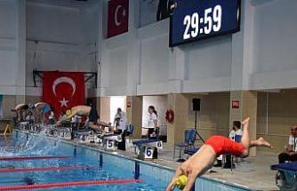 Yüzücüler kıyasıya yarıştı