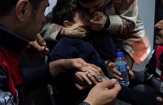 Yüzük çıkarma operasyonunda gözyaşlarına boğulan çocuğu annesi ve itfaiye ekipleri teselli etti