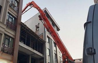 Zeytinburnu’nda beton dökme çalışması sırasında yan binanın duvarı çöktü