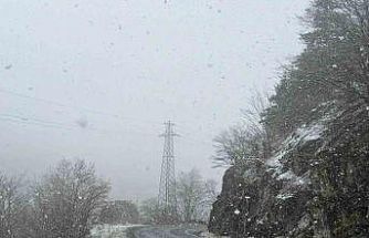 Zigana Dağı’nın yüksek kesimlerinde Nisan ayının ortasında lapa lapa kar süprizi