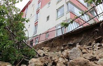 Amasya’da binanın istinat duvarı çöktü