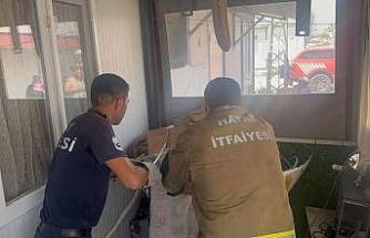Antakya’da eve giren yılanı itfaiye yakaladı