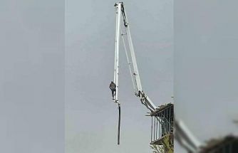 Beton pompasının üzerinde metrelerce yüksekliğe çıkan işçi, canını hiçe saydı