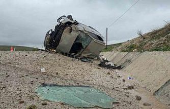 Devrilen otomobilde biri bebek 3 kişi yaralandı