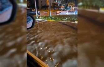 Diyarbakır’da sağanak yolları göle çevirdi