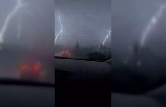 Elazığ’da yıldırımın düşme anı kamerada