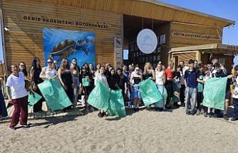 Erasmus ile Manavgat’a gelen öğrenci ve öğretmelerden temizlik etkinliği