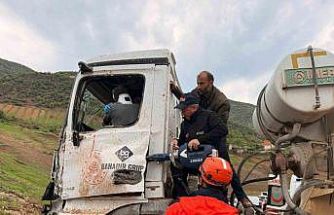 Eruh’ta beton mikseri kaza yaptı, sıkışan sürücüyü ekipler kurtardı
