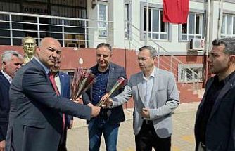 Hassalı muhtarlardan öğretmenlere çiçekli teşekkür