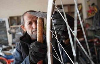 İlkokul çağındayken çırak olarak başladı, yarım asrı aşkın süredir bisiklet tamir ediyor