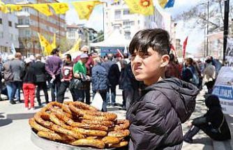 Kamu işçileri halayda, onlar ekmeğinin derdinde
