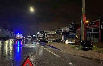 Kayseri’de otomobil park halindeki araca çarpıp yan yattı: 2 yaralı