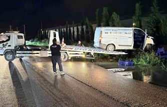 Kaza yapan kamyonet su kanalında asılı kaldı: 1 yaralı