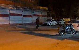 Madde bağımlısı yolun ortasında yalpalayarak ilerledi