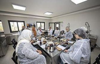 Mersin’de kadın üreticilere bitki çayı eğitimi