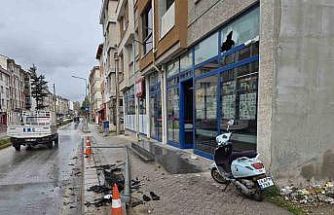 Otomobilin çarptığı aydınlatma direği marketin camını kırdı: 1 yaralı