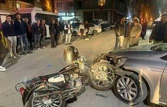 Otomobilin motosikletle çarpıştığı kaza güvenlik kamerasında