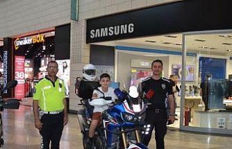 Polis, çocukları motosiklete bindirip çeşitli hediyeler dağıttı